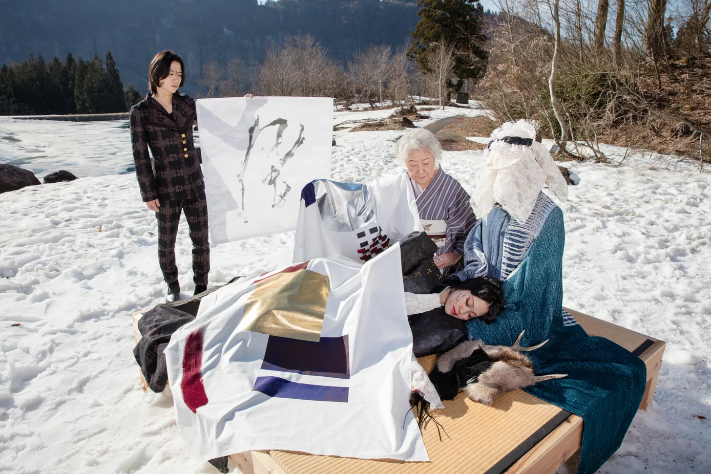 雪上で三者が協働する様子